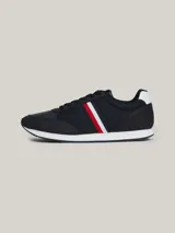 Zapatillas Tommy Hilfiger de estilo running, color azul marino con detalles en blanco y rojo. Confeccionadas en poliuretano y poliéster, con suela de EVA y logo de la marca en el lateral y el talón.