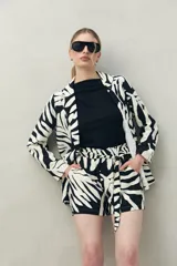 Short de tiro alto con estampado abstracto en blanco y negro, cintura elastizada y lazo para ajustar.