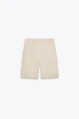 Bermuda color beige de lyocell, con tiro alto, trabillas en la cintura, bolsillos laterales con solapa, bolsillos de vivo en la espalda y cierre frontal con cremallera, botón y gancho metálico.