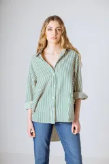 Camisa holgada de manga larga con rayas verticales verdes y blancas. El ruedo es más largo en la parte trasera.