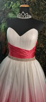 Vestido en tul blanco con degradado fucsia, de corte strapless y falda amplia.