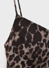 Vestido midi ajustado al cuerpo con estampado animal print, de tirantes finos y escote recto. Presenta frunces laterales y abertura en la parte posterior.