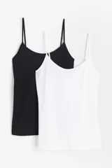 Pack de dos tops básicos de algodón con breteles finos, uno blanco y otro negro.