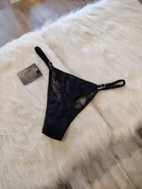 Microtanga negra de encaje con tiras finas.