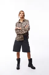 Bermuda de jean color gris oscuro, corte ancho y largo a la rodilla.