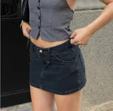 Mini falda de jean color negro con tiro bajo.