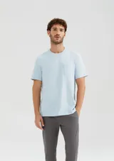 Camiseta básica color burdeos con bolsillo, confeccionada en super cotton para mayor comodidad.