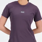 Remera de manga corta para mujer, diseñada para running, con tecnología de secado rápido NB ICEx y tejido N-Vent que aumenta la transpirabilidad al mojarse.