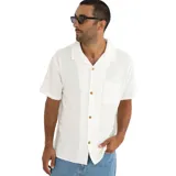 Camisa blanca de manga corta con cuello solapa, cierre frontal con botones de madera y bolsillo de parche en el pecho.