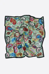 Pañuelo cuadrado de poliéster con estampado de animales de diferentes colores sobre fondo verde.