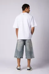 Bermuda de jean celeste, corte baggy, con lavado vintage y bolsillos laterales.