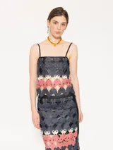 Top con breteles finos, confeccionado en cuero ovino con apliques de corazones troquelados de cuero vacuno y ojalillos metálicos níquel.