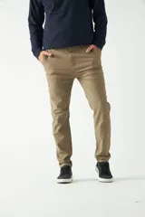 Pantalón chino color beige, corte slim, con bolsillos laterales y traseros.