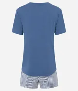 Conjunto de pijama short doll, compuesto por una remera azul con estampado de la frase "Chase The Sun" y un short a rayas verticales blancas y azules con cintura elástica.