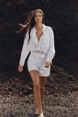 Shorts de jean de tiro alto, color celeste desgastado, con corte Mom Fit y cinco bolsillos.