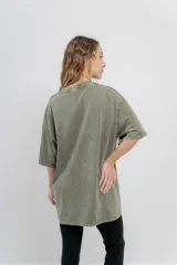 Remera oversize color marrón con efecto lavado, cuello redondo y mangas cortas amplias.