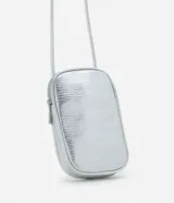 Bolso pequeño porta celular plateado, confeccionado en material sintético texturizado. Cuenta con cierre de cremallera y correa tubular fina.