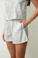 Short plateado de tiro alto con cintura elastizada.