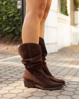 Botas texanas de caña media confeccionadas en cuero gamuzado color chocolate, con taco cuadrado y diseño clásico de estilo western.