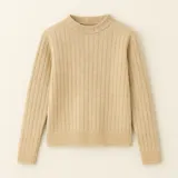 Sweater gris de punto acanalado, con cuello redondo y mangas largas.