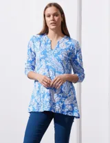 Blusa amarilla estampada con motivos florales en blanco, escote en V y mangas tres cuartos.