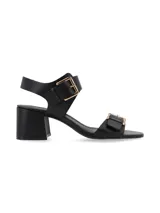 Sandalias negras de cuero con taco bloque, hebillas metálicas doradas y suela antideslizante de caucho.