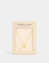 Cadena corta dorada de acero quirúrgico con dije de mariposa en nácar y strass.