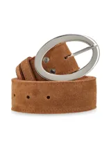 Cinturón de cuero sintético color marrón oscuro con hebilla ovalada plateada. Presenta costuras a contratono y perforaciones para ajustar el talle.