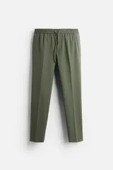 Pantalón verde militar de corte recto, con cintura elástica ajustable con cordón, bolsillos laterales y traseros de vivo.