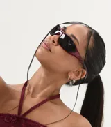 Lentes de sol deportivos estilo visera, con montura de color vino tinto y cristales oscuros.