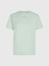 Remera celeste de algodón orgánico, corte slim, cuello redondo, manga corta y etiqueta con micrologo de Calvin Klein en el pecho.