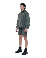 Short unisex de denim color verde menta, tiro medio, calce relajado y largo a la rodilla.