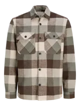 Sobrecamisa a cuadros marrón, beige y verde, de manga larga con cierre de botones y bolsillos en el pecho.