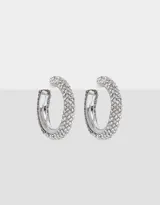 Aros tipo argolla plateados, cubiertos de strass blancos.