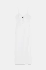 Vestido midi blanco de tirantes finos, con escote pico, detalle de lazada ajustable y abertura frontal.