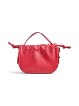 Bolso rojo con correa ajustable y desmontable, correa para hombro y asa simple. Cierre magnético y bolsillo interior.