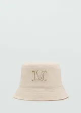 Gorro tipo bucket color beige con letra "M" bordada al frente.