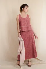 Falda larga de lino a cuadros grises y blancos, con corte al bies y cintura alta.