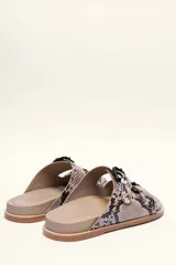 Sandalias marrones de cuero vacuno con doble tira y hebillas metálicas ajustables.