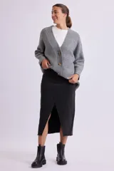 Falda midi de jean negro con abertura frontal y terminación desflecada.