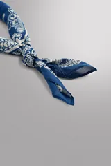 Pañuelo cuadrado de algodón color gris con estampado de cachemira en blanco. Accesorio versátil para el cuello, la cabeza o el cabello.