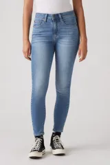 Pantalón de jean de calce ajustado, tiro alto y color celeste.