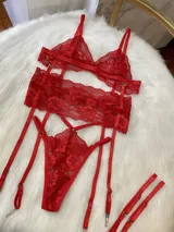 Conjunto de lencería de encaje rojo, compuesto por un bralette con tanga de tira doble regulable, portaligas desmontable y ligas regulables.