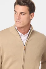 Campera tejida de algodón color azul con cierre frontal y cuello alto.