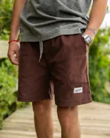 Short marrón de pana con cordón ajustable en la cintura y etiqueta con logo de la marca en el ruedo.