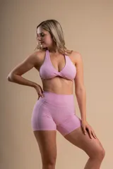 Conjunto deportivo color lila compuesto por un top con breteles finos cruzados en la espalda y un short de calce ajustado.