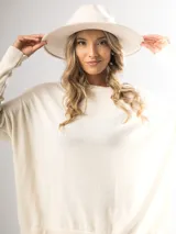 Poncheton oversized, suelto y liviano, ideal para días cómodos.