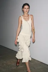 Musculosa blanca de breteles finos y escote redondo con detalle de tul a tono.