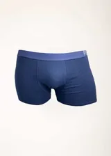 Pack de dos boxers de hombre, uno liso color azul y otro a rayas horizontales en tonos azul, gris y blanco. Ambos con cintura elástica con logo de la marca.