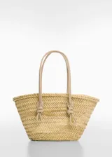 Bolso tipo shopper de fibra natural color beige con asas de cuero sintético color beige con detalle de nudos.